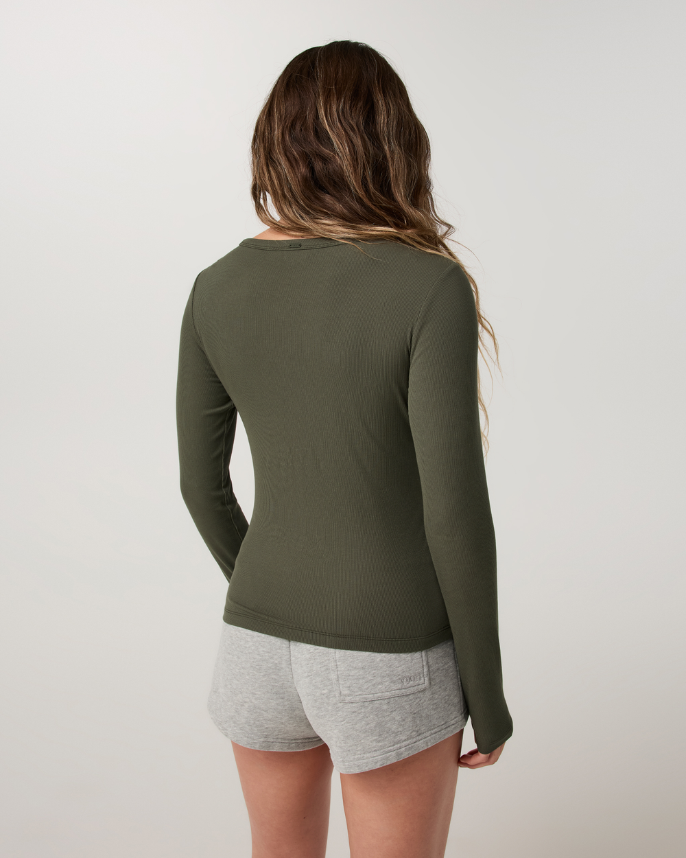 Vuori Women's Pose Long Sleeve Subtle Scoop
